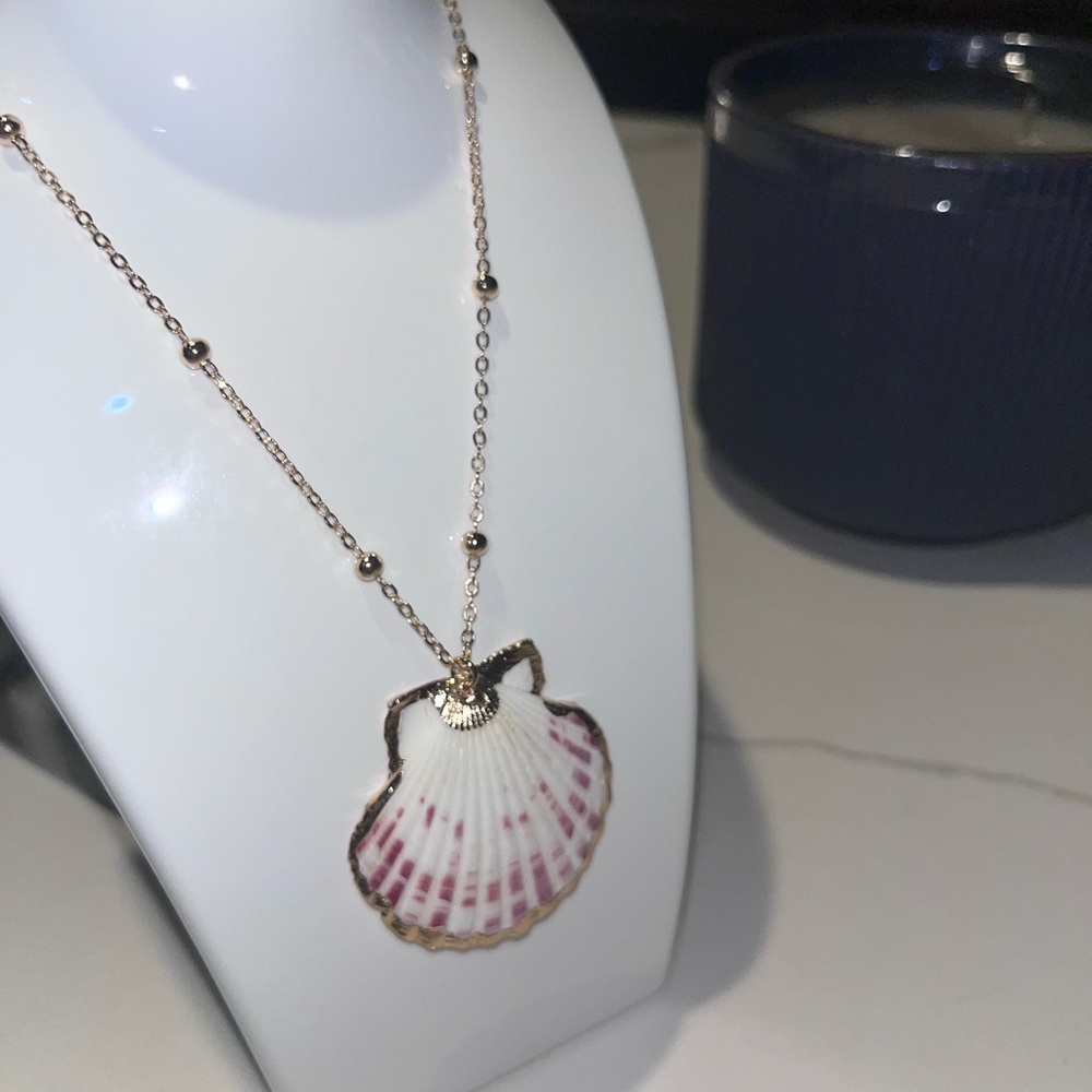🫧Elegant Gold and White Shell Pendant Necklace🫧